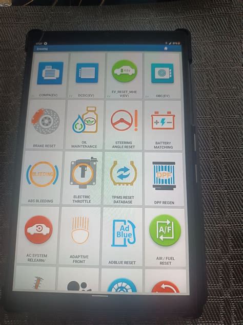 Senior používa tablet s veľkými ikonami, symbolizujúce prístupnú technológiu