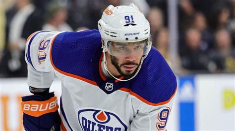 Hráč NHL v kabíne s rozloženým výstrojom
