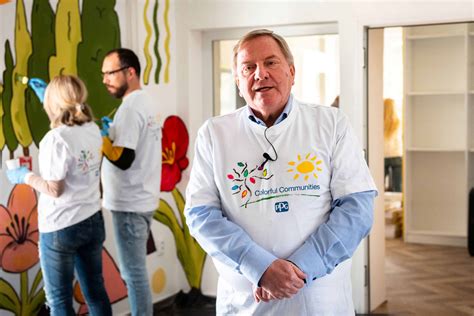 Ilustrácia terapeutickej bábiky v objatí seniora