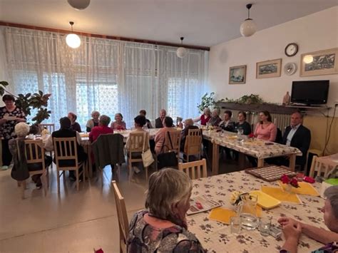 Fotografia interiéru Denného centra Klub 75 počas stretnutia seniorov