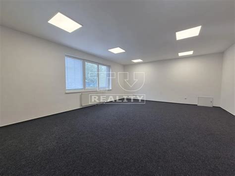 Ilustračná fotografia zakladania firmy alebo kancelárskeho priestoru