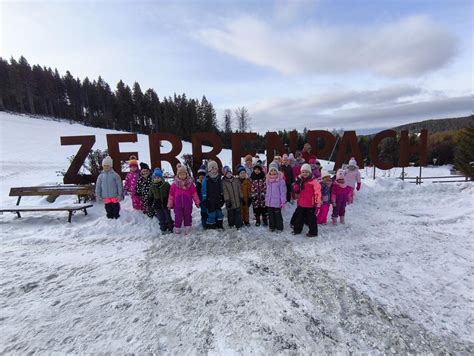 Rodina a deti v zimnej krajine