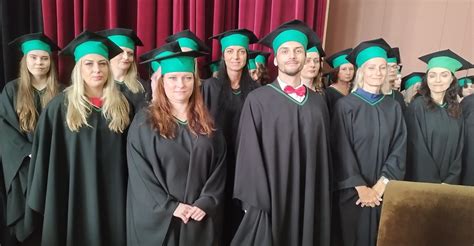 Absolvent sociálnej práce na promočnej fotografii