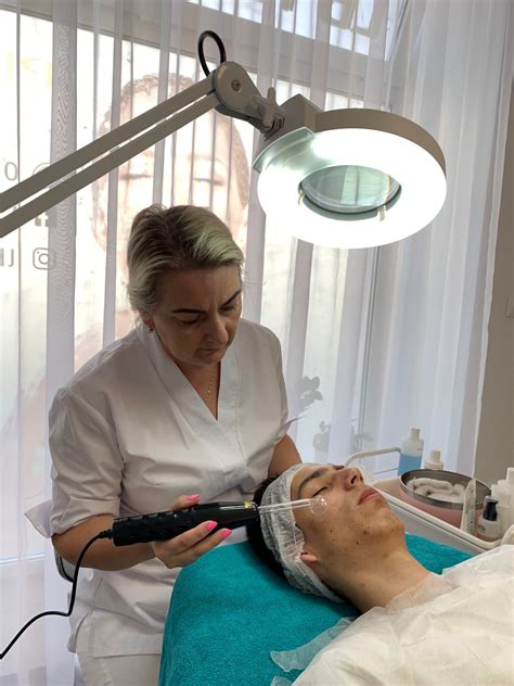Schéma mastnej pleti s rozšírenými pórmi a leskom