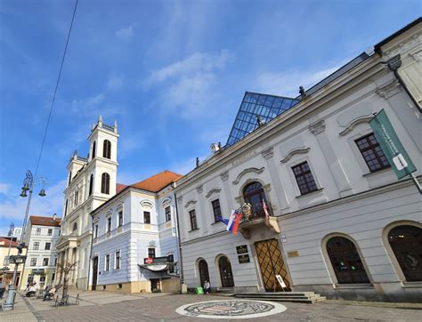 Fotografia budovy na Duchnovičovom námestí v Prešove