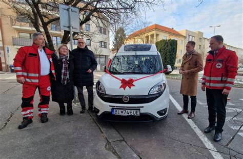 Fotografia vozidla Arcidiecéznej charity Košice, ktoré je upravené pre prepravu osôb s obmedzenou mobilitou.