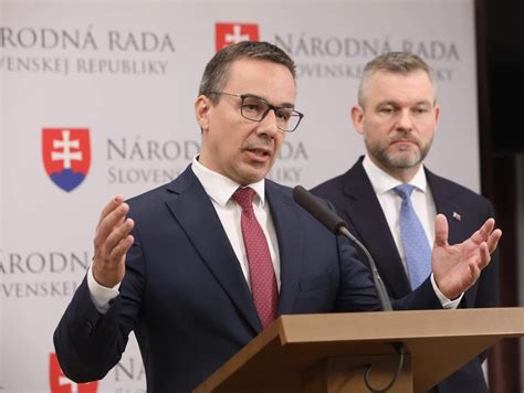 Minister práce Erik Tomáš víta nového generálneho riaditeľa ÚPSVaR Petra Ormandyho