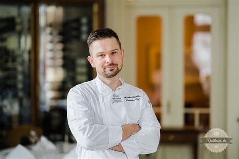 Kvalitná gastronómia - šéfkuchár v kuchyni