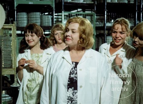 Dagmar Veškrnová vo filme Holky z porcelánu