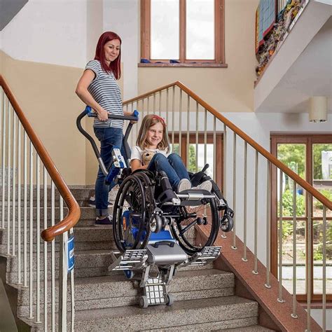 Fotografia schodolezu pomáhajúceho seniorom