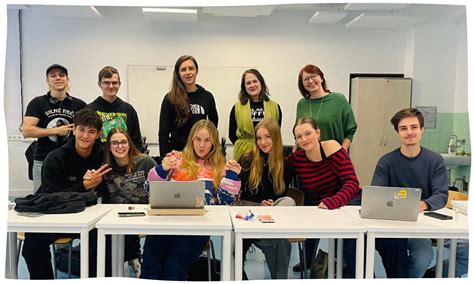 Študenti počas praktickej výučby v kuchyni