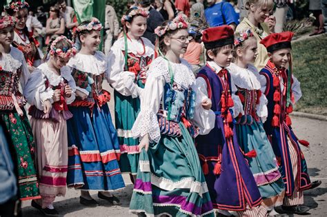 Deti v ľudových krojoch na folklórnom festivale