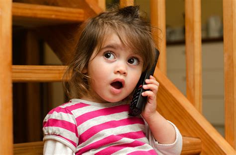 Ilustrácia: Dieťa telefonuje na linku dôvery