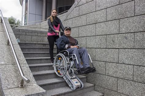 Človek na invalidnom vozíku prekonáva schody pomocou pásového schodolezu