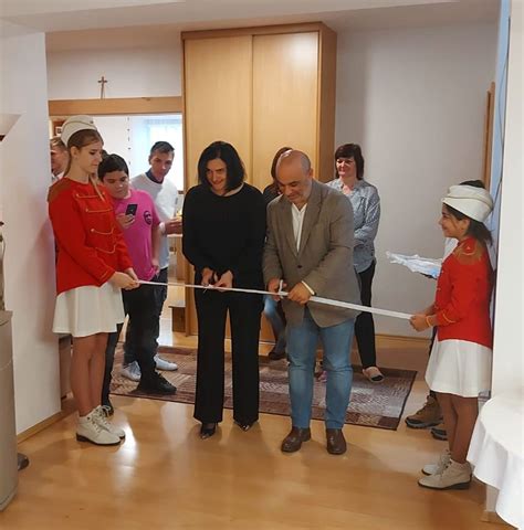 Ilustračná fotografia znázorňujúca rodinu pri návšteve úradu práce