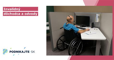 Invalidný dôchodca pracuje pri počítači