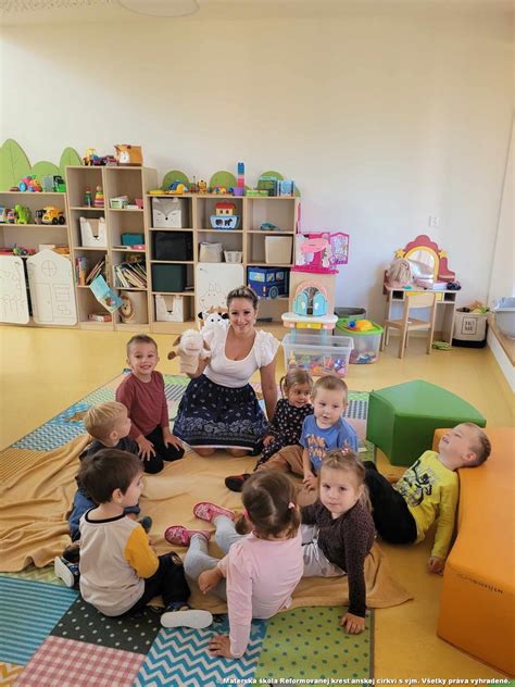 Materská škola a asistentka s deťmi