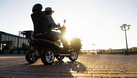 Osoba v modernom elektrickom invalidnom vozíku