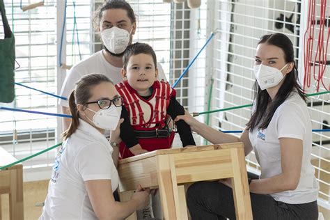 Dieťa v obleku TheraSuit počas rehabilitácie