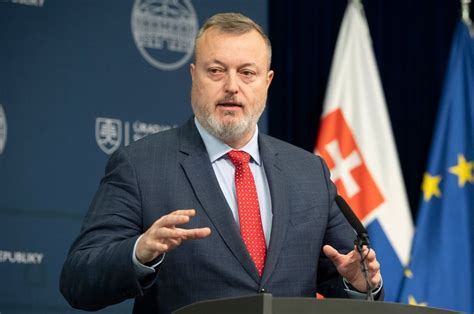 Minister Milan Krajniak odovzdáva ocenenia