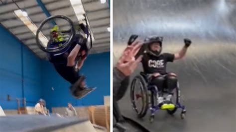 Chlapec v mechanickom invalidnom vozíku