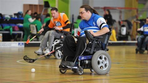 Skupina ľudí na invalidných vozíkoch, ktorí sa venujú rôznym športom, ako je basketbal, tenis alebo plávanie