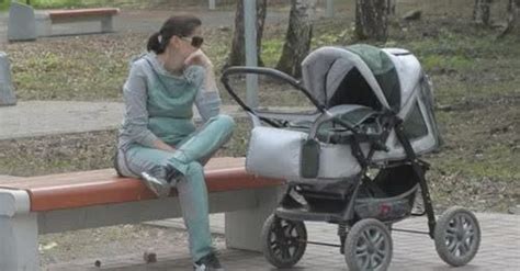 Žena s dieťaťom v parku