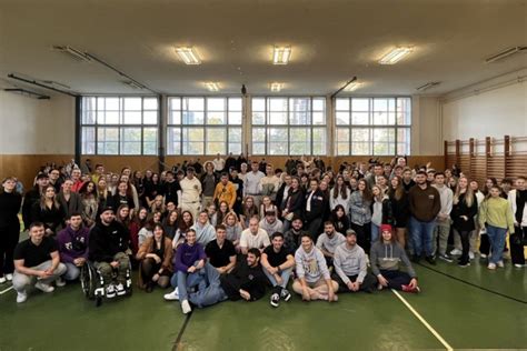 Mladí ľudia tráviaci voľný čas