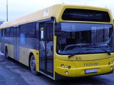 Nízkopodlažný autobus MHD s plošinou pre vozíčkarov