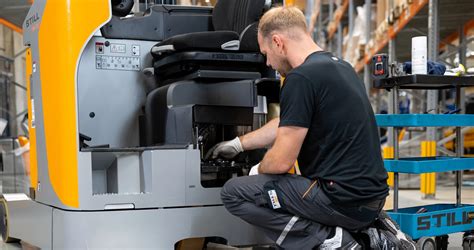 servisný technik opravujúci elektrický vozík