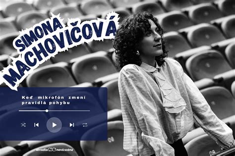 Skupinová fotografia hercov s mentálnym postihnutím na divadelnom javisku
