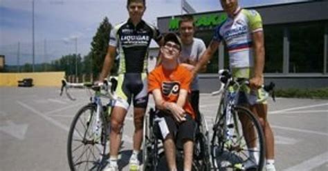 Telesne postihnutý športovec súťažiaci v paracyklistike