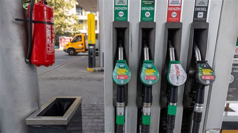 Benzínová pumpa s autom, symbolizujúca prevádzkové náklady
