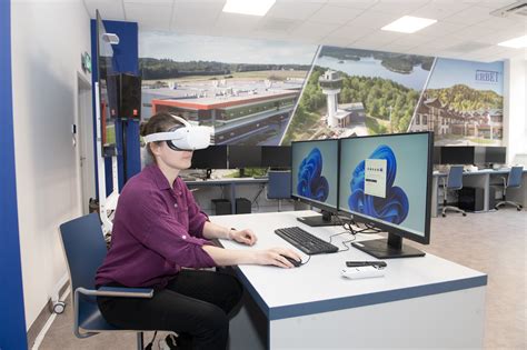 Osoba s VR okuliarmi prechádzajúca virtuálnym prostredím
