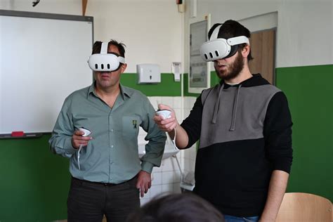 Virtuálna realita v medicínskom vzdelávaní, študenti medicíny skúmajúci 3D model orgánov