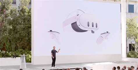Žena v VR okuliaroch interaguje s virtuálnym avatarom