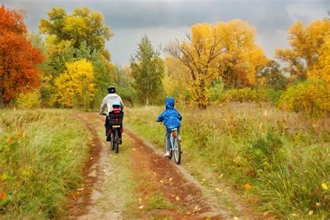 Rodina jazdiaca na špeciálnych bicykloch pre invalidov