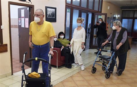 Ilustračná fotografia opatrovateľky s seniorom