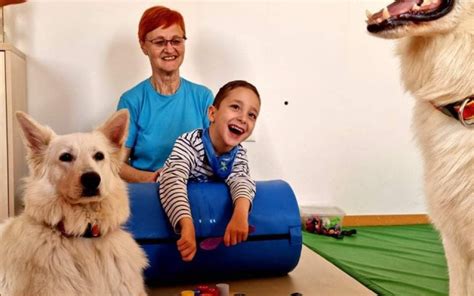 Dieťa s detskou mozgovou obrnou vykonávajúce terapeutické cvičenie