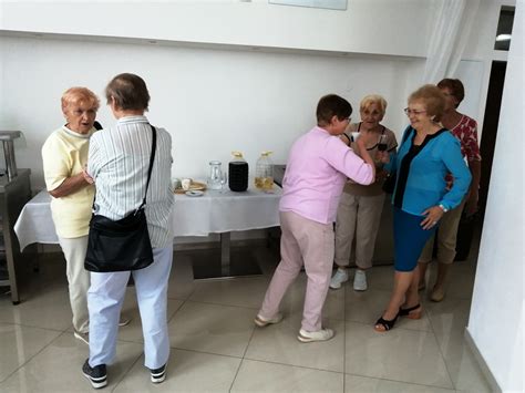 Skupina ľudí s telesným postihnutím na sociálno-rehabilitačnom pobyte