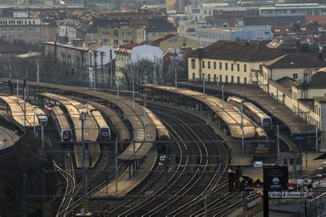 Pohľad na poškodenú vozovku