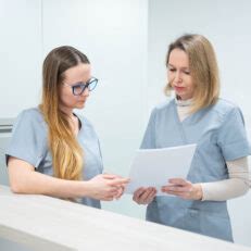Konzultácia seniora s lekárom alebo terapeutom