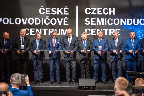Klienti centra Impulz pri tvorivých aktivitách