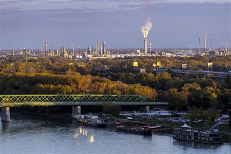 Pohľad z Bratislavského hradu na rafinériu Slovnaft