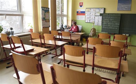 Fotografia usmiatych žiakov a učiteľov školy