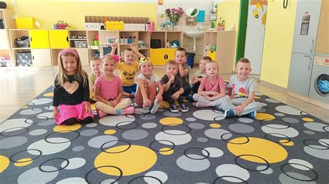 Deti hrajúce sa v materskej škole, rozvíjajúce komunikačné zručnosti