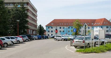 Preplnené parkovisko v Humennom