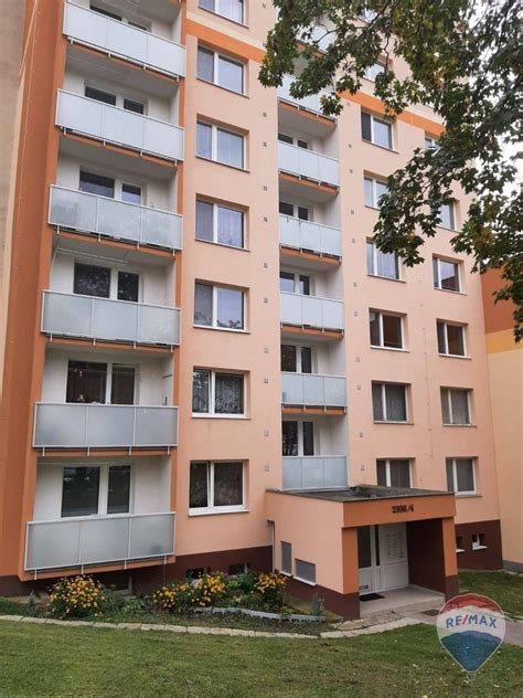Pohľad na sídlisko Juh v Trenčíne s dominantnou budovou zariadenia pre seniorov
