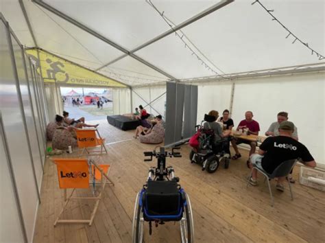 Ľudia na invalidných vozíkoch konzultujú s architektom