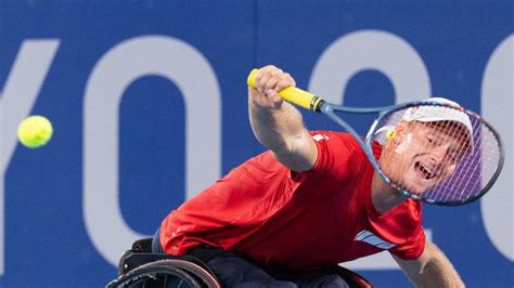Hráč na vozíku hrá stolný tenis